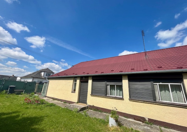 Na predaj 4izb. starší rodinný dom na 8 árovom pozemku v obci Lehnice -Sása.