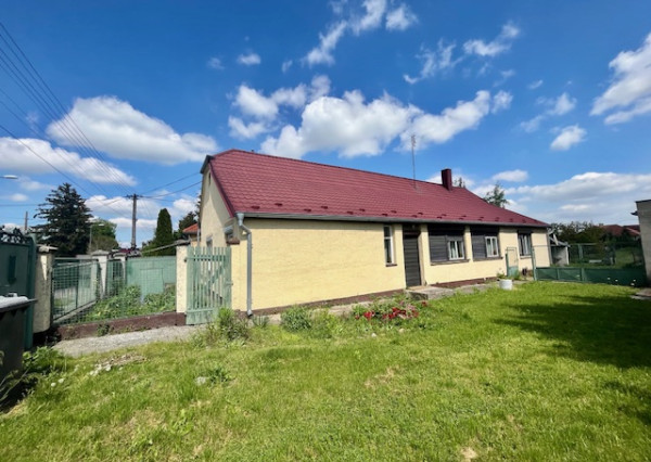 Na predaj 4izb. starší rodinný dom na 8 árovom pozemku v obci Lehnice -Sása.
