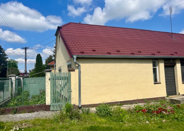 Na predaj 4izb. starší rodinný dom na 8 árovom pozemku v obci Lehnice -Sása.