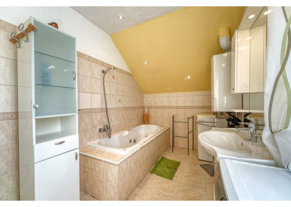 PRIESTRANNÝ RODINNÝ DOM V HAMULIAKOVE na pozemku 625 m2