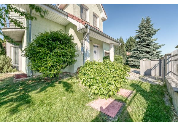 PRIESTRANNÝ RODINNÝ DOM V HAMULIAKOVE na pozemku 625 m2