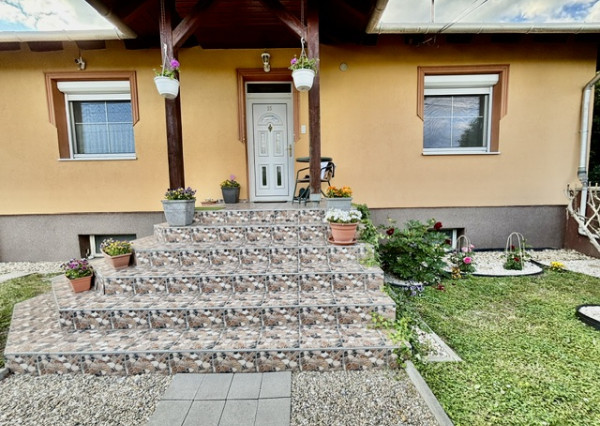 Na predaj elegantný 4-izbový rodinný dom v obci Hegyeshalom.