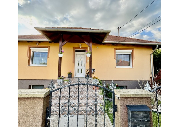 Na predaj elegantný 4-izbový rodinný dom v obci Hegyeshalom.