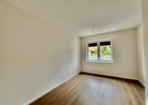 Priestranný moderný dom s vlastnou záhradou, terasou súčasť  trojdomu v obci Miloslavov časť Alžbetin Dvor.