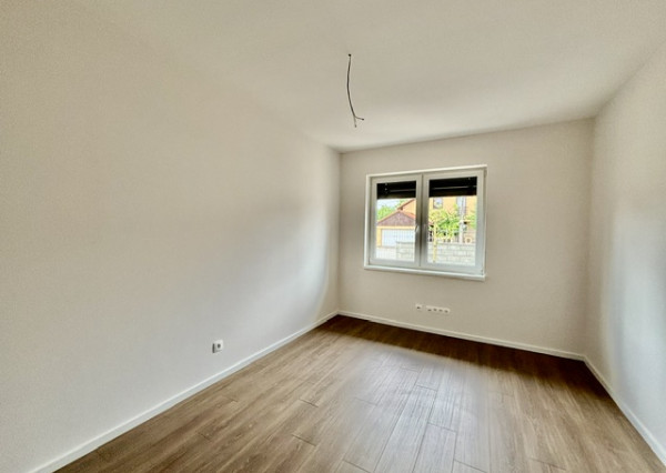 Priestranný moderný dom s vlastnou záhradou, terasou súčasť  trojdomu v obci Miloslavov časť Alžbetin Dvor.
