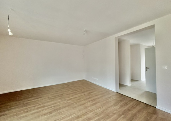 Priestranný moderný dom s vlastnou záhradou, terasou súčasť  trojdomu v obci Miloslavov časť Alžbetin Dvor.
