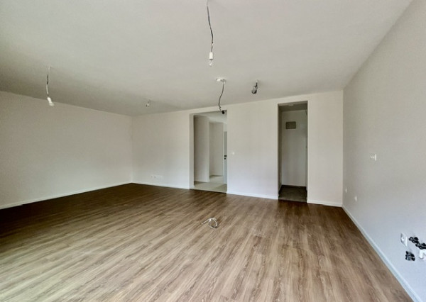 Priestranný moderný dom s vlastnou záhradou, terasou súčasť  trojdomu v obci Miloslavov časť Alžbetin Dvor.