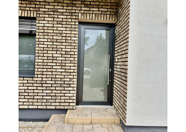 Priestranný moderný dom s vlastnou záhradou, terasou súčasť  trojdomu v obci Miloslavov časť Alžbetin Dvor.