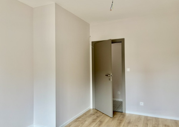 Moderný dom s vlastnou záhradou, terasou súčasť trojdomu v obci Miloslavov časť Alžbetin Dvor.