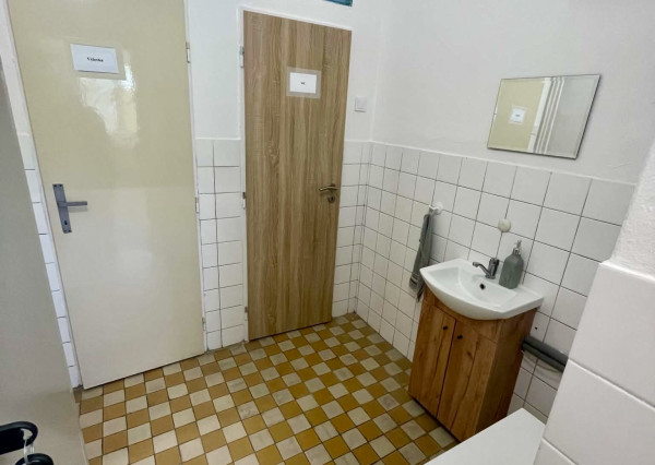 Na prenájom – Odstúpenie - vybavený nebytový priestor vhodný na cukrársku alebo pekársku výrobu v obci Vrakúň.