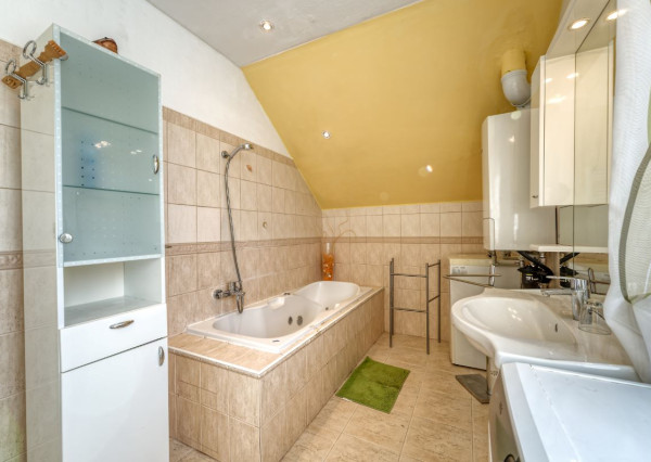 PRIESTRANNÝ RODINNÝ DOM V HAMULIAKOVE na pozemku 625 m2