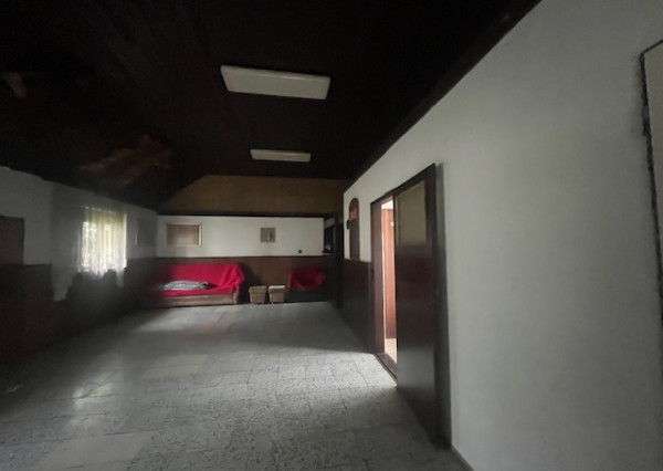 Predaj veľkého pozemku s bývalým Hostincom v obci Macov.