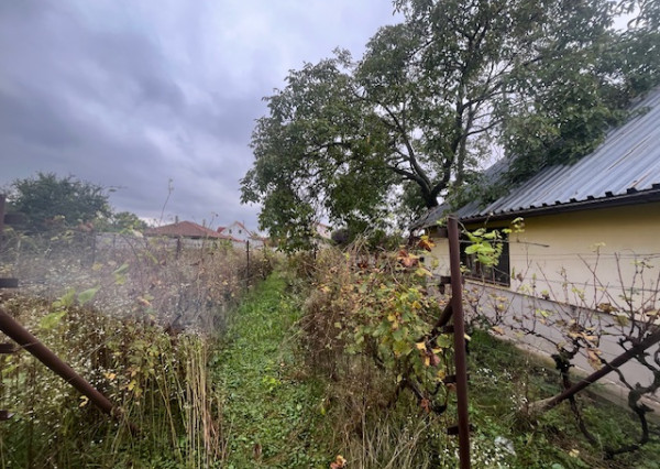 Predaj veľkého pozemku s bývalým Hostincom v obci Macov.