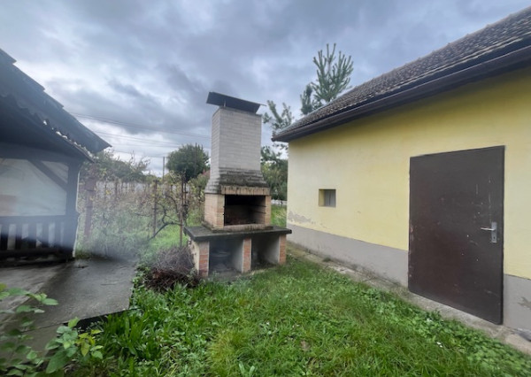 Predaj veľkého pozemku s bývalým Hostincom v obci Macov.