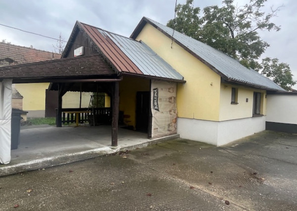 Predaj veľkého pozemku s bývalým Hostincom v obci Macov.