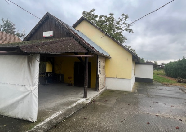 Predaj veľkého pozemku s bývalým Hostincom v obci Macov.