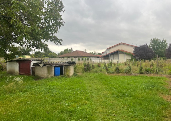 Predaj veľkého pozemku s bývalým Hostincom v obci Macov.