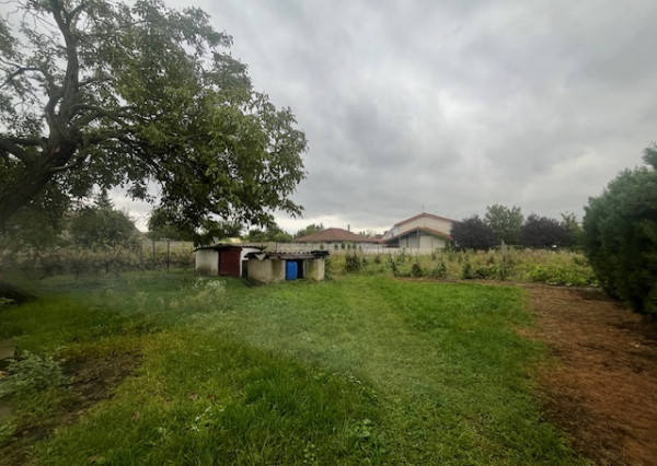 Predaj veľkého pozemku s bývalým Hostincom v obci Macov.