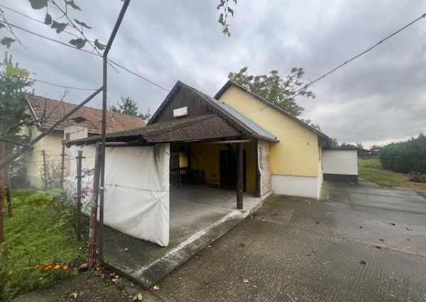 Predaj veľkého pozemku s bývalým Hostincom v obci Macov.