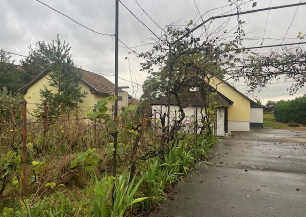 Predaj veľkého pozemku s bývalým Hostincom v obci Macov.