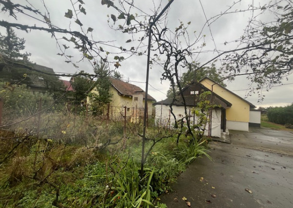 Predaj veľkého pozemku s bývalým Hostincom v obci Macov.