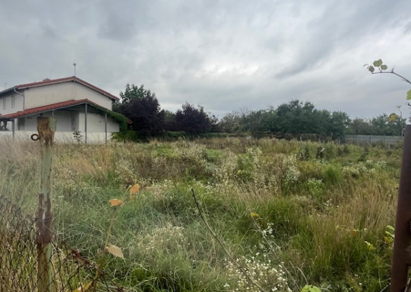 Predaj veľkého pozemku s bývalým Hostincom v obci Macov.