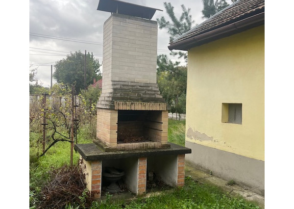 Predaj veľkého pozemku s bývalým Hostincom v obci Macov.