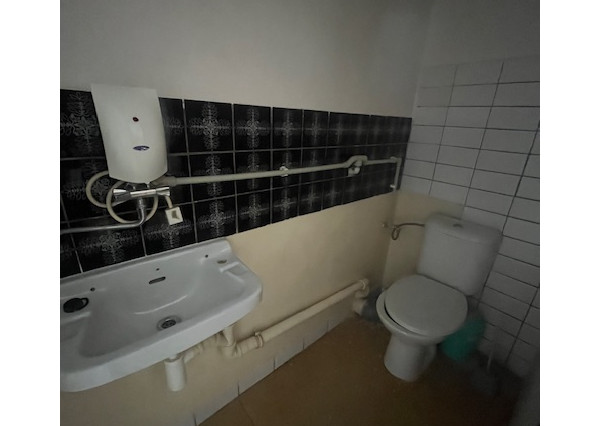 Predaj veľkého pozemku s bývalým Hostincom v obci Macov.