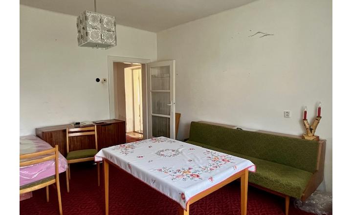 Na predaj 4izb. starší rodinný dom na 14 árovom pozemku v obci Lehnice -Sása. - fotografia 7