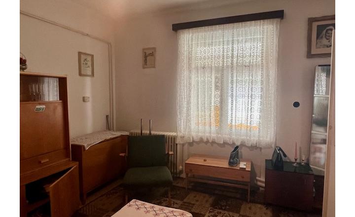 Na predaj 4izb. starší rodinný dom na 14 árovom pozemku v obci Lehnice -Sása. - fotografia 9