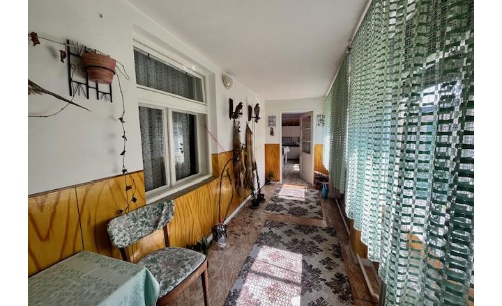 Na predaj 4izb. starší rodinný dom na 14 árovom pozemku v obci Lehnice -Sása. - fotografia 4