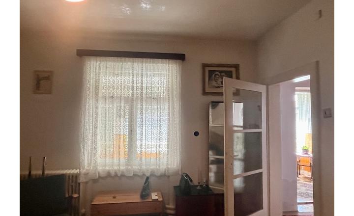 Na predaj 4izb. starší rodinný dom na 14 árovom pozemku v obci Lehnice -Sása. - fotografia 10