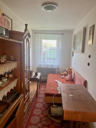 Na predaj 4izb. starší rodinný dom na 14 árovom pozemku v obci Lehnice -Sása. - fotografia 12