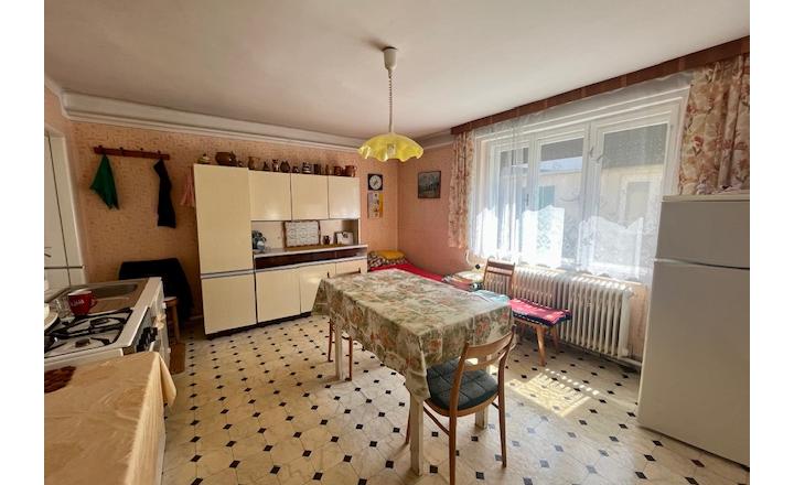 Na predaj 4izb. starší rodinný dom na 14 árovom pozemku v obci Lehnice -Sása. - fotografia 16