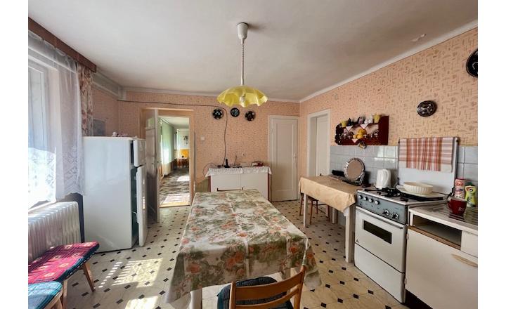 Na predaj 4izb. starší rodinný dom na 14 árovom pozemku v obci Lehnice -Sása. - fotografia 17