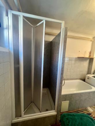 Na predaj 4izb. starší rodinný dom na 14 árovom pozemku v obci Lehnice -Sása. - fotografia 21