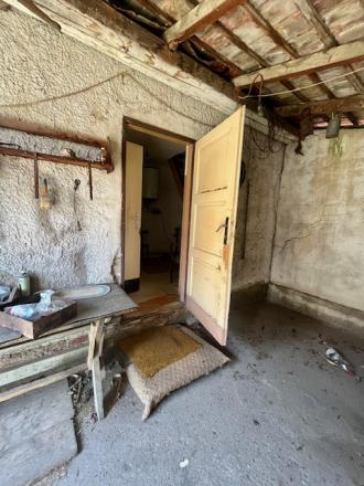 Na predaj 4izb. starší rodinný dom na 14 árovom pozemku v obci Lehnice -Sása. - fotografia 26