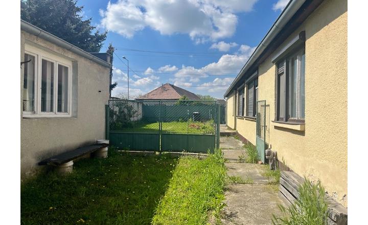 Na predaj 4izb. starší rodinný dom na 14 árovom pozemku v obci Lehnice -Sása. - fotografia 31
