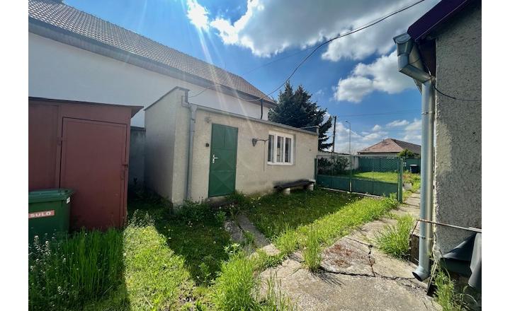 Na predaj 4izb. starší rodinný dom na 14 árovom pozemku v obci Lehnice -Sása. - fotografia 32