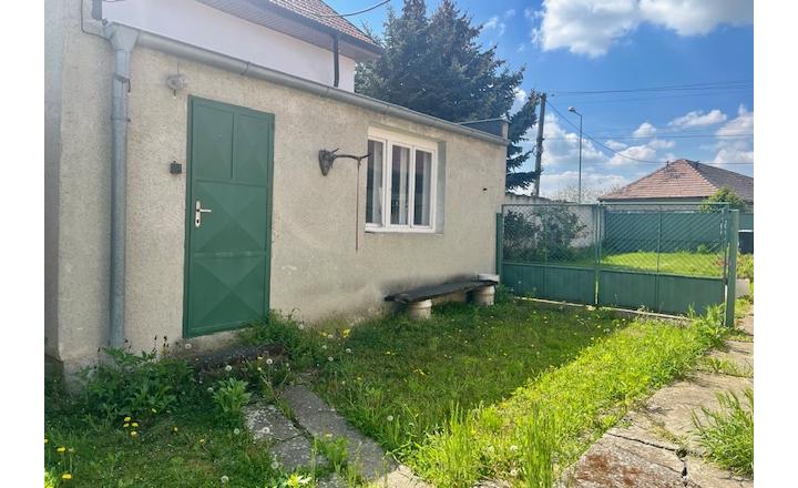 Na predaj 4izb. starší rodinný dom na 14 árovom pozemku v obci Lehnice -Sása. - fotografia 33