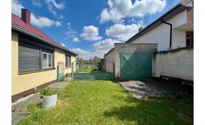 Na predaj 4izb. starší rodinný dom na 14 árovom pozemku v obci Lehnice -Sása. - fotografia 3