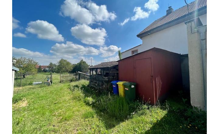 Na predaj 4izb. starší rodinný dom na 14 árovom pozemku v obci Lehnice -Sása. - fotografia 37