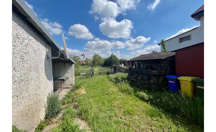Na predaj 4izb. starší rodinný dom na 14 árovom pozemku v obci Lehnice -Sása. - fotografia 35