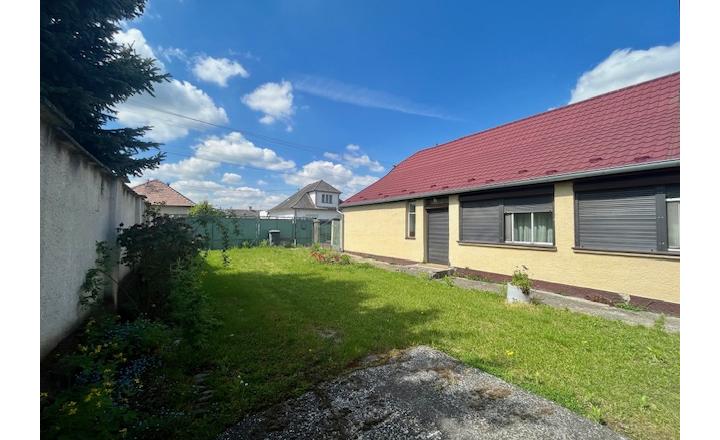 Na predaj 4izb. starší rodinný dom na 14 árovom pozemku v obci Lehnice -Sása. - fotografia 38
