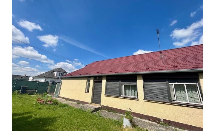 Na predaj 4izb. starší rodinný dom na 14 árovom pozemku v obci Lehnice -Sása. - fotografia 1