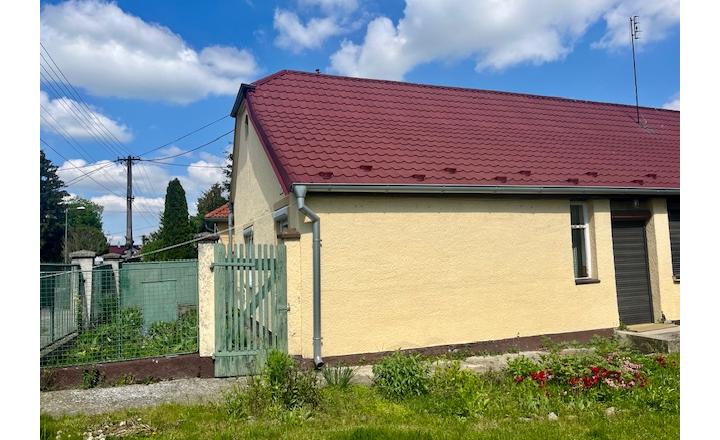 Na predaj 4izb. starší rodinný dom na 14 árovom pozemku v obci Lehnice -Sása. - fotografia 2