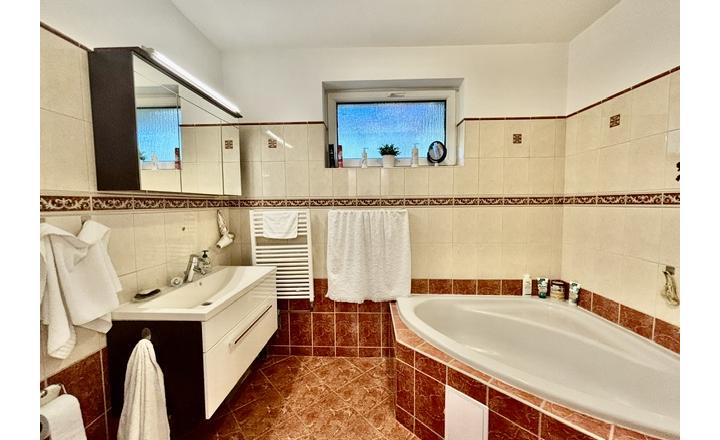 Na predaj elegantný 4-izbový rodinný dom v obci Hegyeshalom. - fotografia 21
