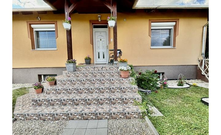 Na predaj elegantný 4-izbový rodinný dom v obci Hegyeshalom. - fotografia 2