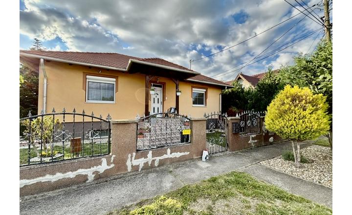 Na predaj elegantný 4-izbový rodinný dom v obci Hegyeshalom. - fotografia 1