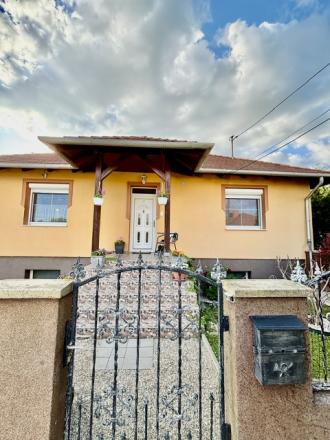 Na predaj elegantný 4-izbový rodinný dom v obci Hegyeshalom. - fotografia 3
